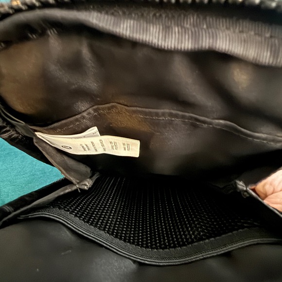 Lululemon Everywhere Belt Bag Crossbody‎ Nylon Black Adjustable Strap - Picture 4 of 15